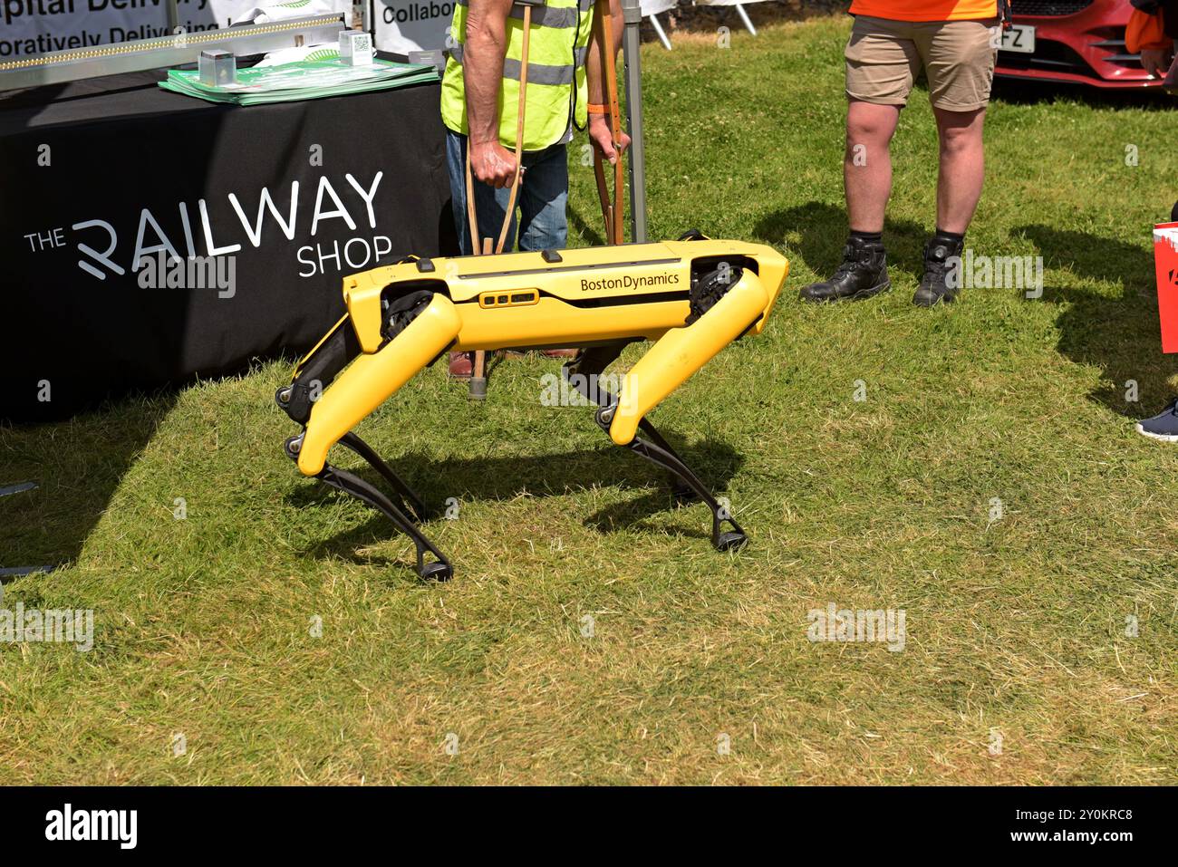 Un cane robotico Boston Dynamics Spot in mostra al Rail Live, fiera ferroviaria, giugno 2024 Foto Stock