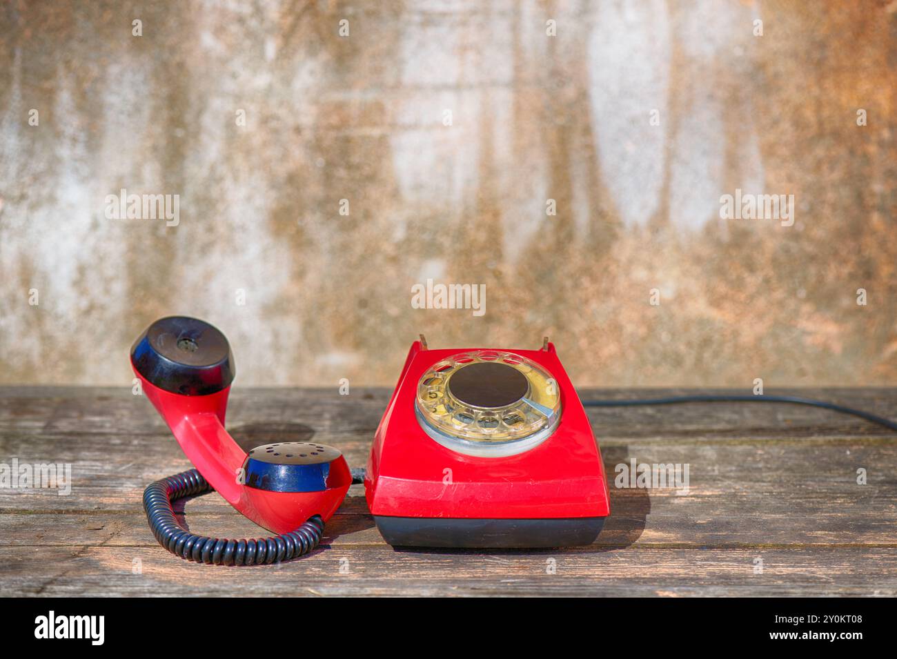 Primo piano di un telefono rosso fisso Foto Stock