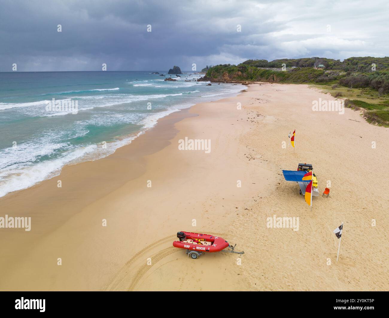 Vista aerea delle attrezzature salvavita di srurf su un'ampia spiaggia di sabbia a Narooma, sulla costa meridionale del nuovo Galles del Sud Foto Stock