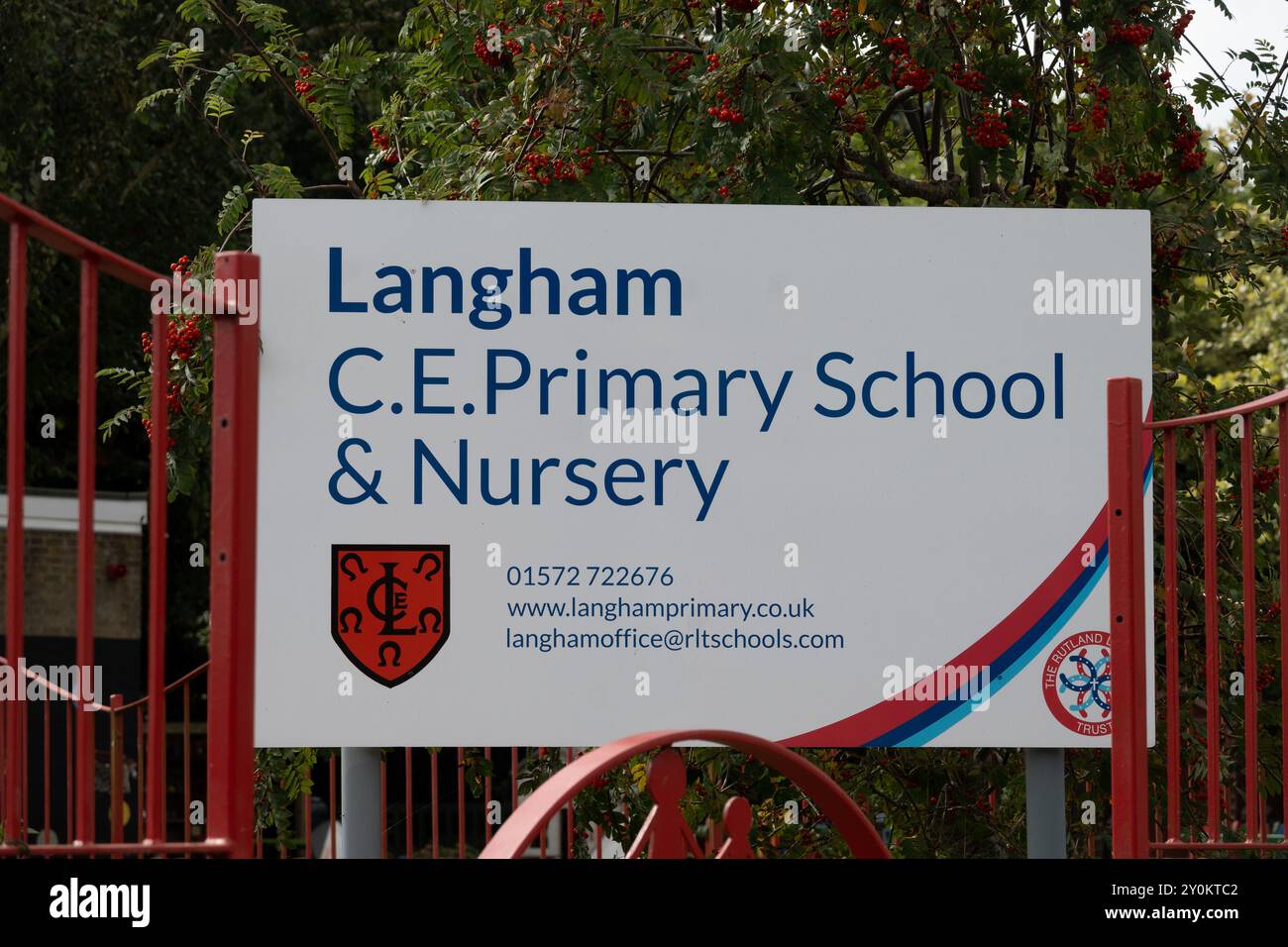 Langham C.E. Primary School and Nursery Sign, Rutland, Inghilterra, Regno Unito Foto Stock