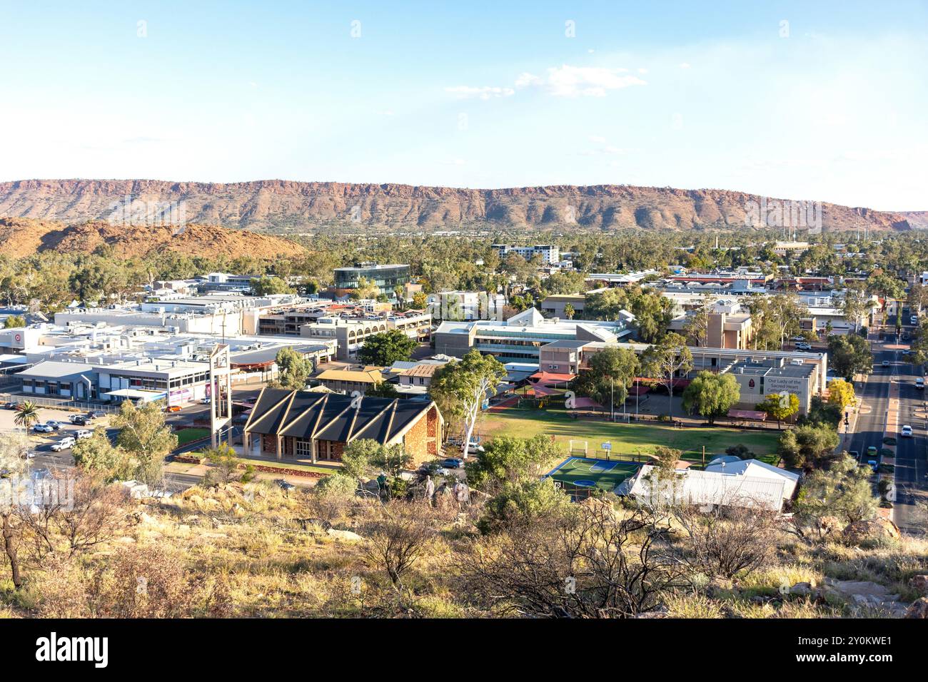 Vista della città al tramonto da Anzac Hill, Alice Springs, Northern Territory, Australia Foto Stock