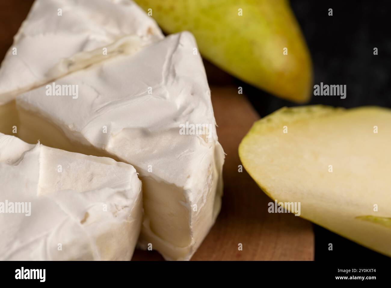 formaggio in muffa bianca, formaggio lavorato morbido con muffa bianca commestibile Foto Stock