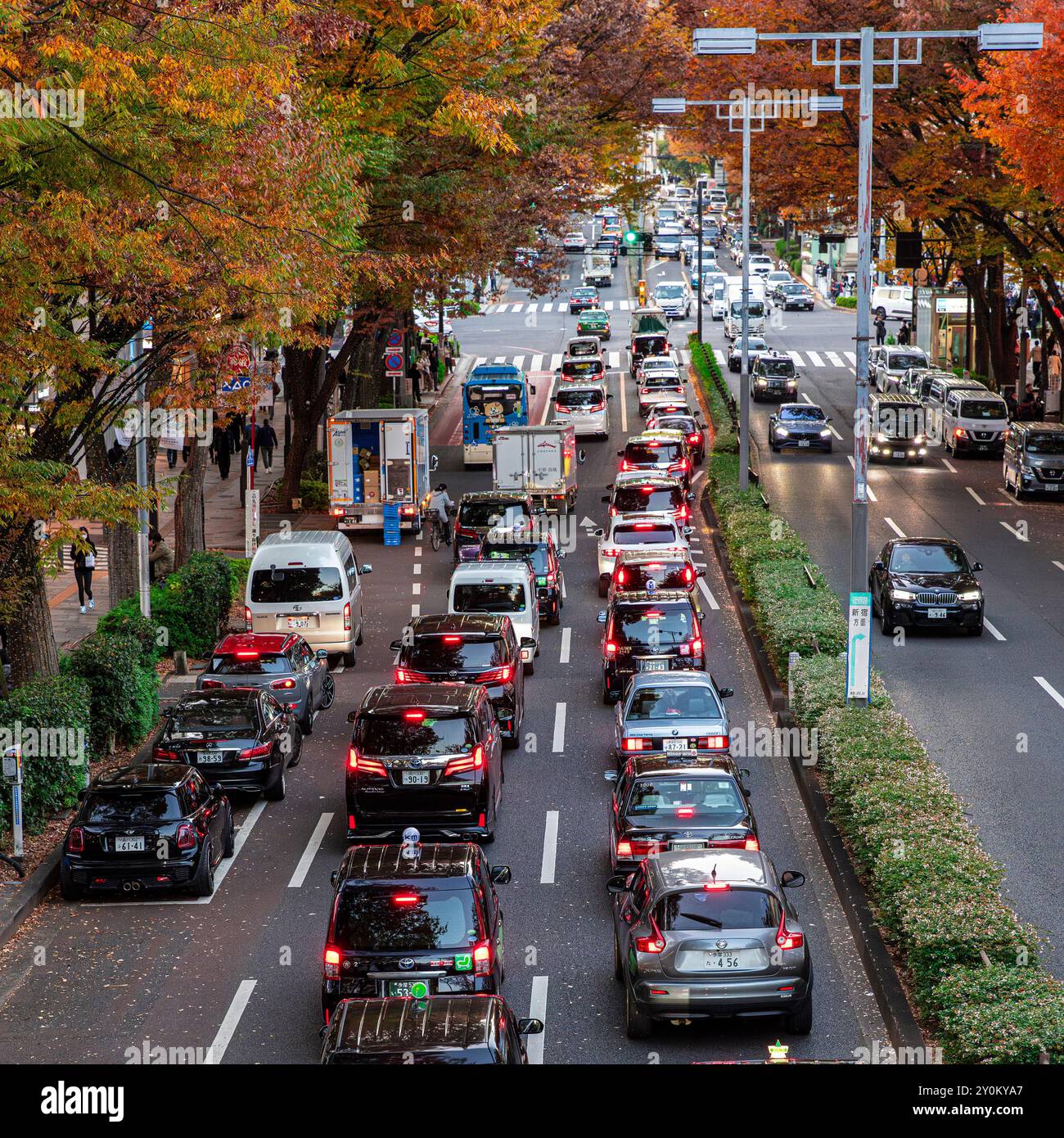 Omotesando Cars si è bloccata in un ingorgo sulla strada a più corsie tokyo Foto Stock