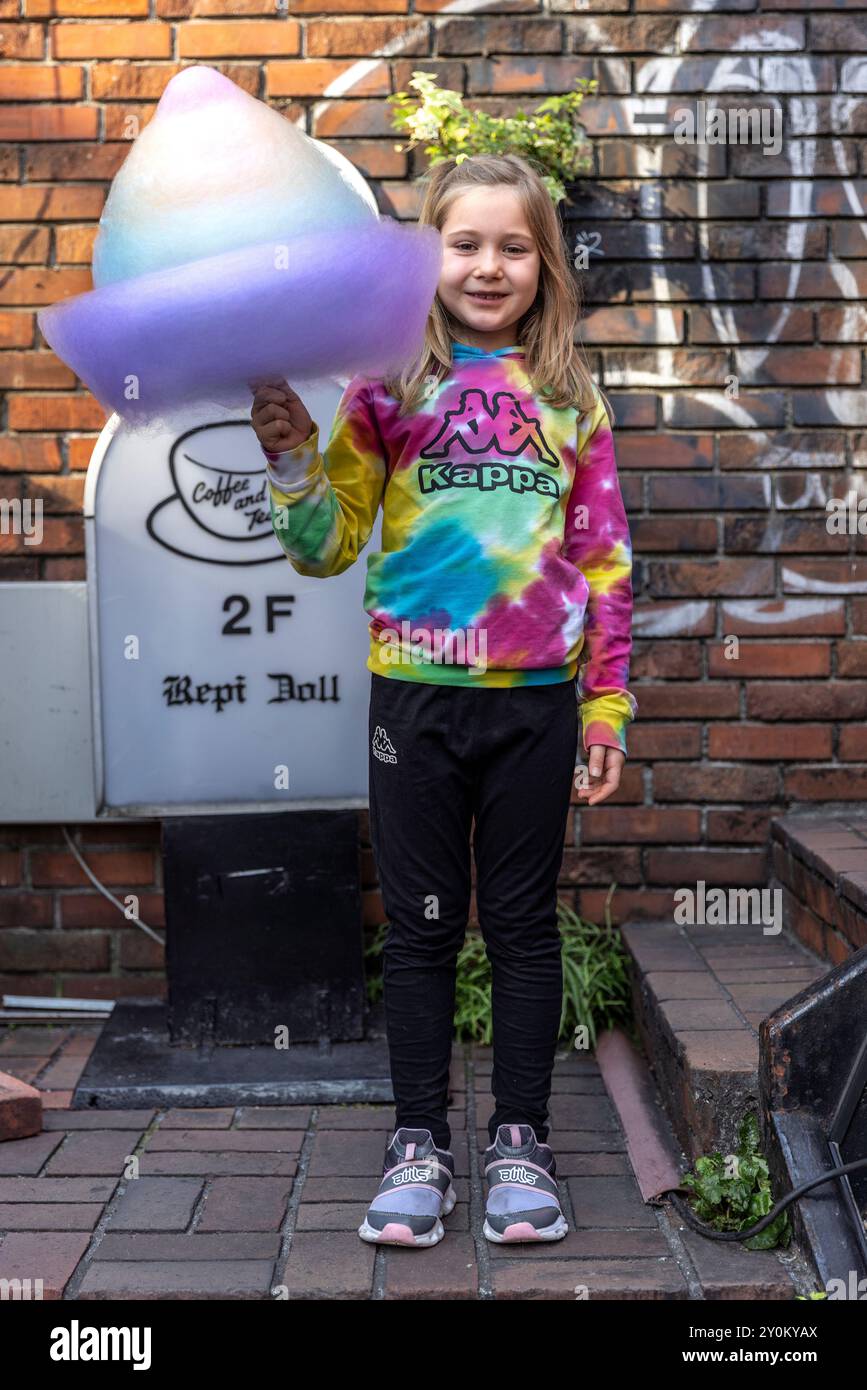 La ragazza ha in mano un'enorme caramella di cotone a Harajuku Tokyo Foto Stock