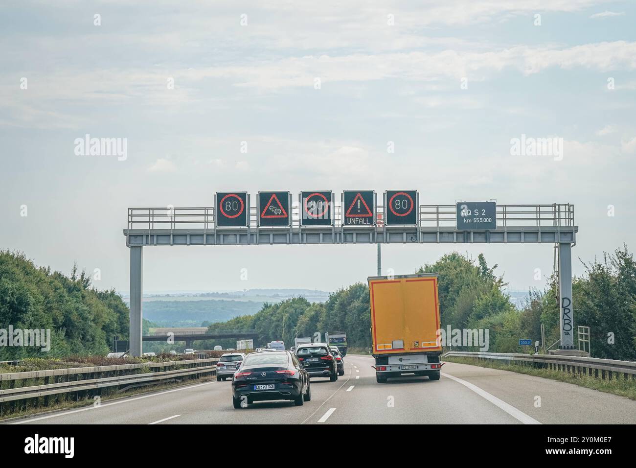 Autobahn, Verkehrszeichen, Unfallwarnung, Tempolimit, Verkehrsregelung, Verkehrssicherheit, Unfallgefahr, Stauwarnung, digitale Anzeige, Autobahnverkehr, Verkehrsfluss, Straßensperrung, Unfallmeldung, Verkehrsbehinderung, Verkehrsstau, Verkehrsleitzentrale, Geschwindigkeit reduziert, Sicherheit im Straßenverkehr, Stau, Verkehrsmanagement, Symbolfoto für Verkehrsunfall, Baustellenverkehr, aktuelle Verkehrslage, Autobahnnetz, Verkehrsüberwachung, Verkehrsinformationen, Autobahnsperre. *** Superstrada, segnaletica stradale, segnalazione di incidenti, limite di velocità, regolamentazione del traffico, sicurezza stradale, rischio di incidenti, tr Foto Stock