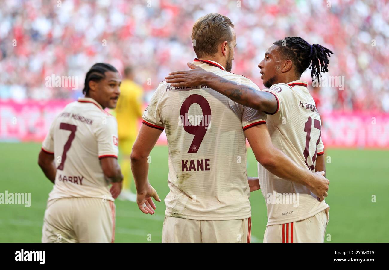 MONACO DI BAVIERA, GERMANIA - 01 SETTEMBRE: Harry Kane del Bayern Muenchen celebra il gol 1:0 con Michael Olise del Bayern Muenchen durante la partita di Bundesliga tra il Bayern München e lo Sport-Club Freiburg all'Allianz Arena il 1° settembre 2024 a Monaco di Baviera, Germania. © diebilderwelt / Alamy Stock Foto Stock