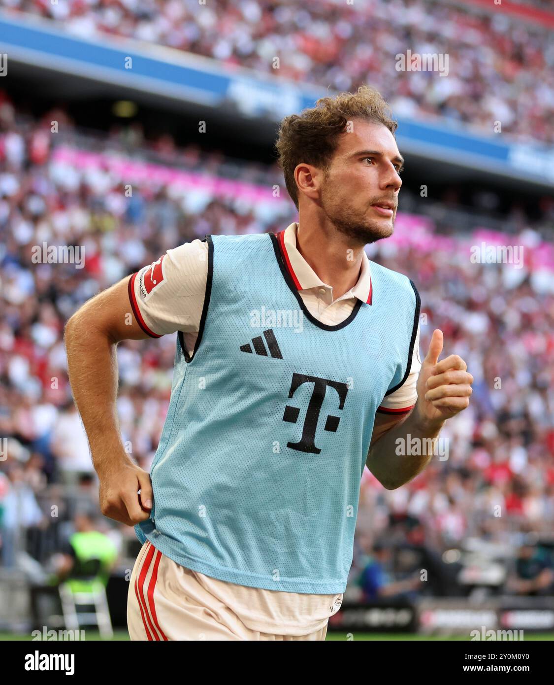 MONACO DI BAVIERA, GERMANIA - 1 SETTEMBRE: Leon Goretzka del Bayern Muenchen si riscalda durante la partita di Bundesliga tra il Bayern München e lo Sport-Club Freiburg all'Allianz Arena il 1° settembre 2024 a Monaco di Baviera, Germania. © diebilderwelt / Alamy Stock Foto Stock