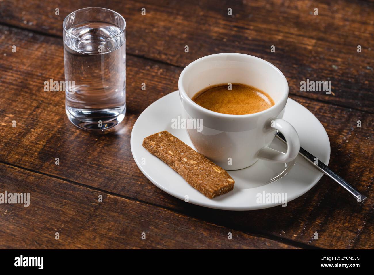 Espresso in porcellana bianca su un tavolo di legno. Caffè espresso Foto Stock