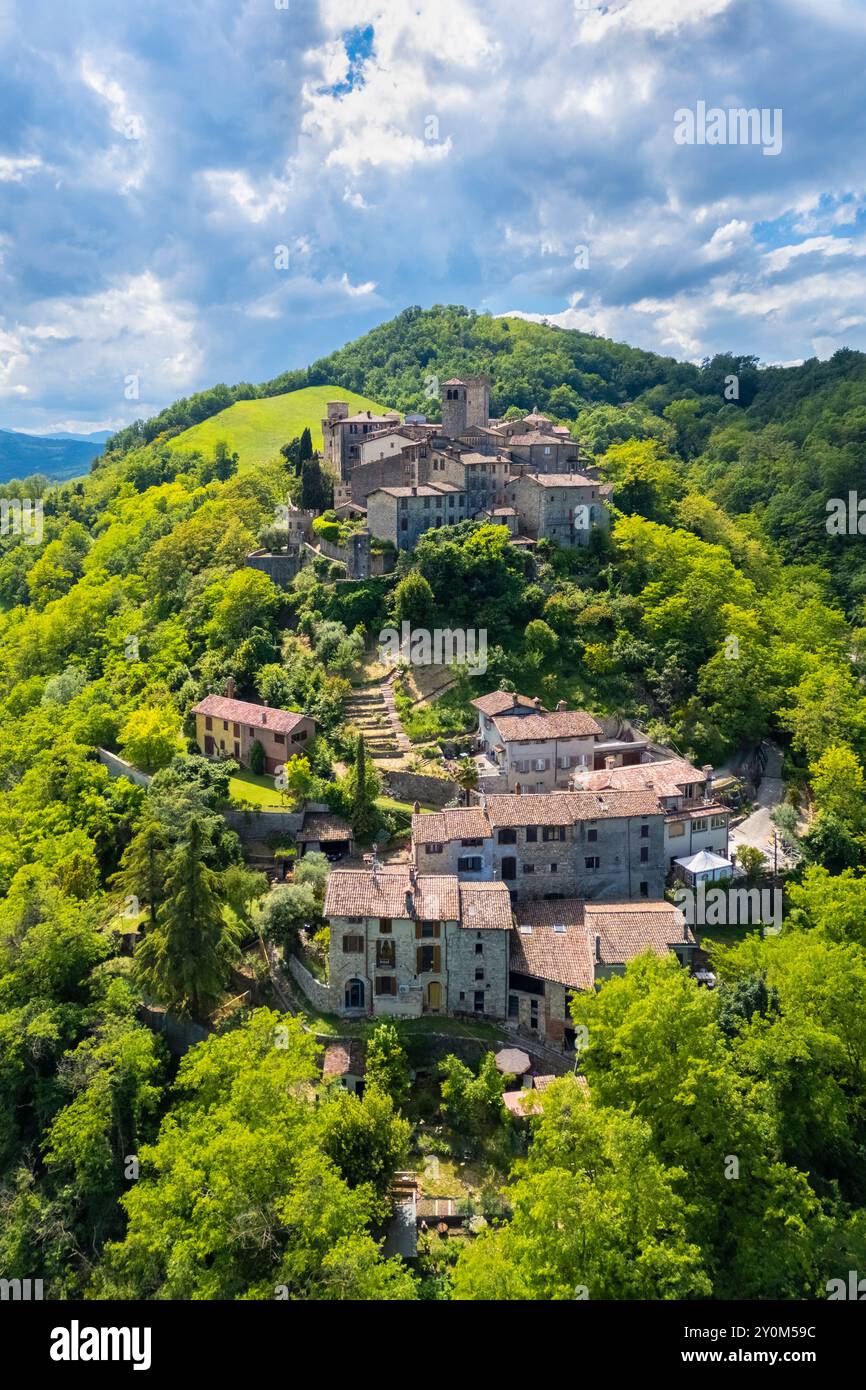 Vista aerea del castello medievale e del villaggio di Vigoleno. Piacenza, Emilia-Romagna, Italia. Foto Stock