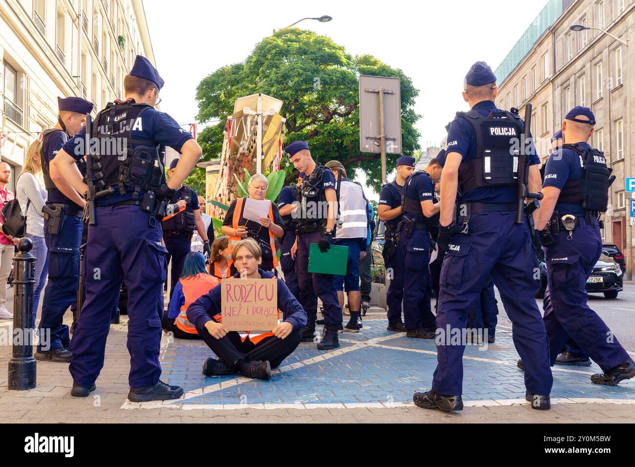 Blocco dell'ultima generazione su Piekna Street e intervento immediato della polizia. IDing degli attivisti, lo striscione dice: Genitori, prenditelo e unisciti, ostatniapokolenie.org. Varsavia Polonia Copyright: XMikolajxJaneczekx Foto Stock