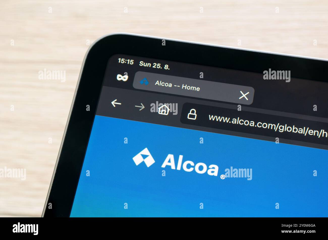 OSTRAVA, CECHIA - 25 AGOSTO 2024: Sito web di Alcoa con logo, uno dei maggiori produttori di alluminio Foto Stock