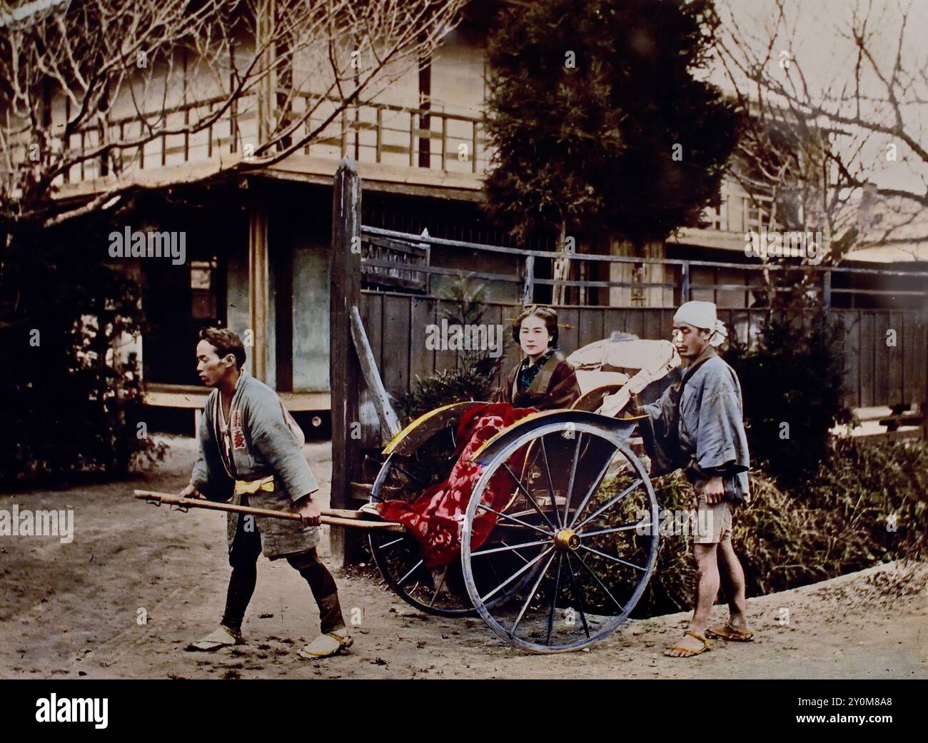 Donna in risciò 1890 ( Casa da tè The Kashiwaya nel villaggio di Negishi vicino a Yokohama, di Tamura Kozaburo, giapponese foto in bianco e nero colorato a mano Giappone fine XIX - inizio del XX secolo fotografia di albume d'epoca ( storia storica ) riproduzione digitale migliorata . Foto Stock