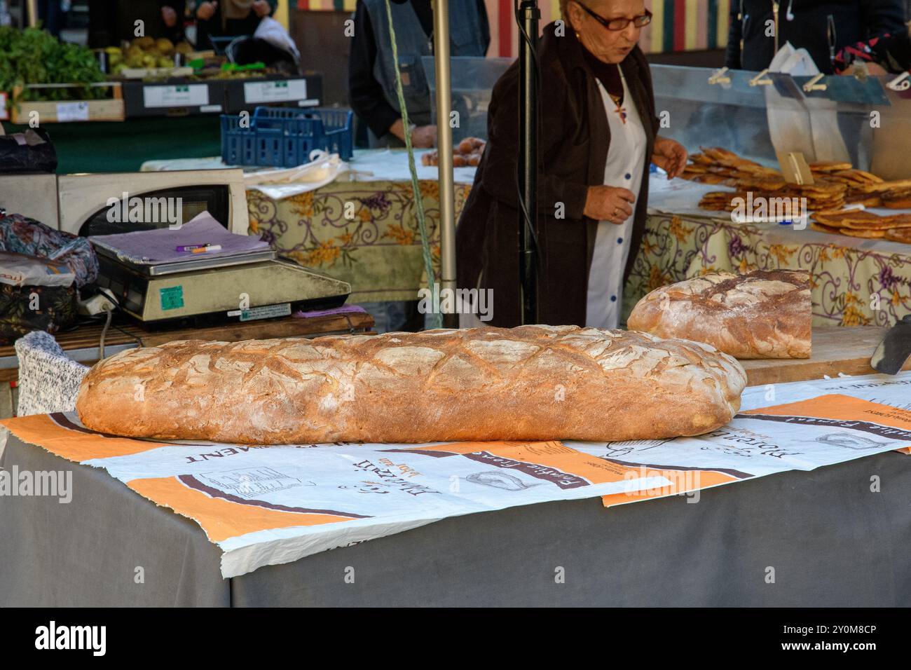 Ajaccio, Corsica - 11 ottobre 2019: Pane artigianale appena sfornato esposto al mercato locale. Foto Stock