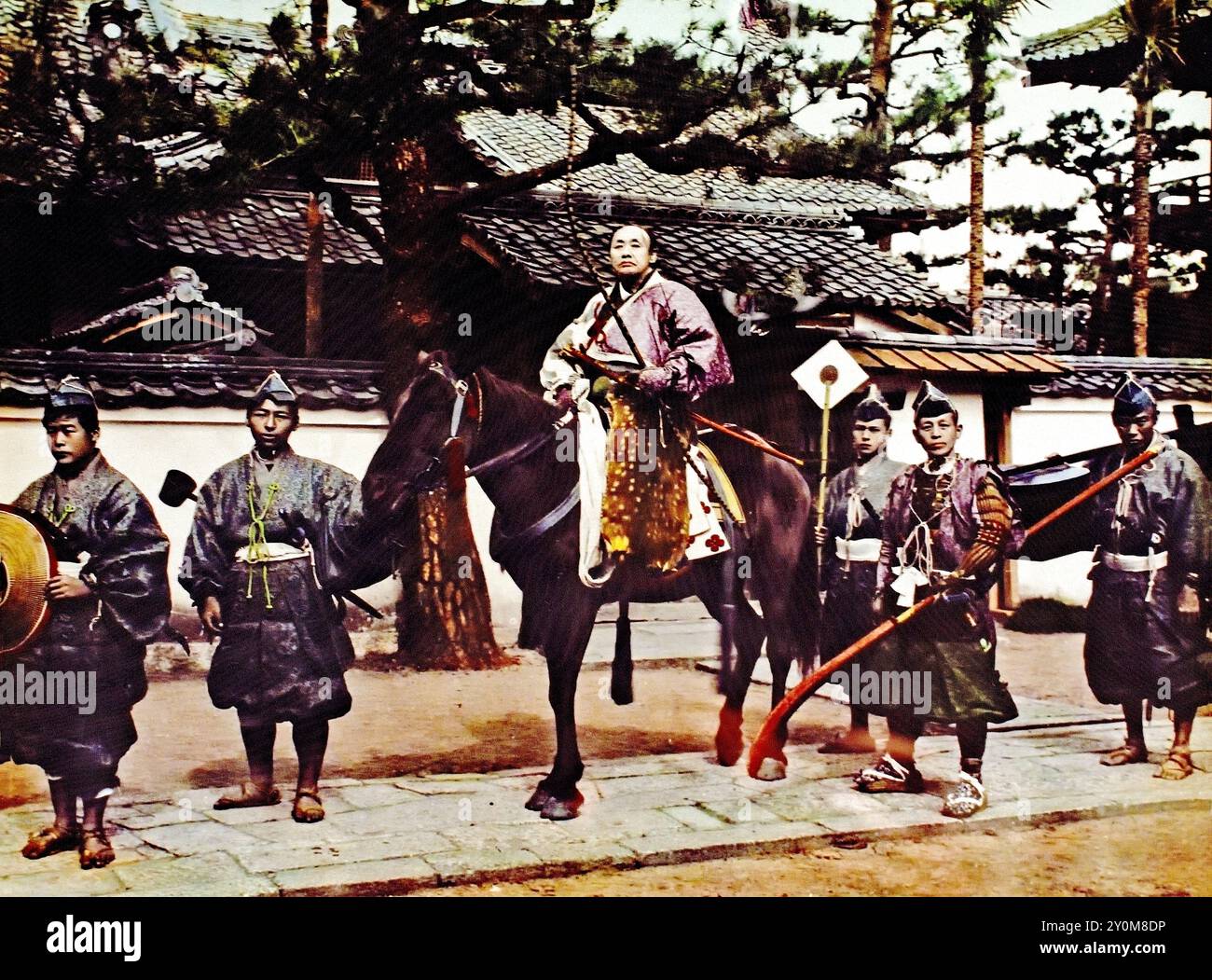 Mountain Archer with Attendants 1900 di Tamamura Kozaburo fotografo. Foto giapponese in bianco e nero colorata a mano Giappone fine XIX - inizio del XX secolo fotografia d'albume d'epoca ( storia storica ) riproduzione digitale migliorata. (Jidai Matsuri (Festival dell'età) parate dell'era Meij. Foto Stock
