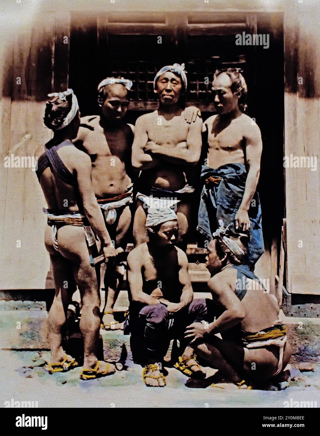 Gruppo di operai in abito estivo 1871 barone Raimund von Stillfried - barone Raimund von Stillfried-Rathenitz - 1839- 1911, ufficiale militare austriaco e primo fotografo professionista in Giappone. Foto giapponese in bianco e nero colorata a mano Giappone fine XIX - inizio del XX secolo fotografia d'albume d'epoca ( storia storica ) riproduzione digitale migliorata . Foto Stock