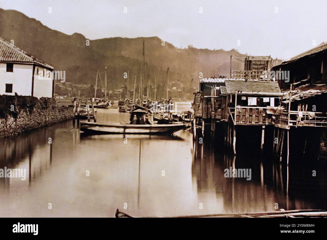 Porto di Nagasaki 1872 Barone Raimund von Stillfried - Barone Raimund von Stillfried-Rathenitz - 1839- 1911, ufficiale militare austriaco e primo fotografo professionista in Giappone. Foto giapponese in bianco e nero colorata a mano Giappone fine XIX - inizio del XX secolo fotografia d'albume d'epoca ( storia storica ) riproduzione digitale migliorata. Foto Stock