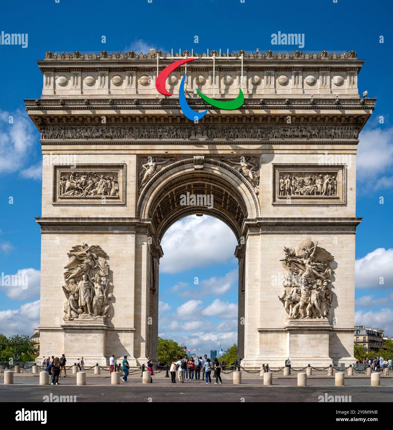 Parigi, Ile de France, Francia. 2 settembre 2024. 2 settembre 2024: L'Arco di trionfo a Parigi con il simbolo paralimpico. Noto anche come Agitos (dal latino che significa "io muovo"), è la rappresentazione visiva del movimento Paralimpico. I tre elementi dell'Agitos che circondano un punto centrale simboleggiano il movimento e sottolineano il ruolo del movimento paraolimpico nel riunire atleti da ogni angolo del mondo per competere e raggiungere l'eccellenza sportiva. (Immagine di credito: © Mark Edward Harris/ZUMA Press Wire) SOLO PER USO EDITORIALE! Non per USO commerciale! Foto Stock