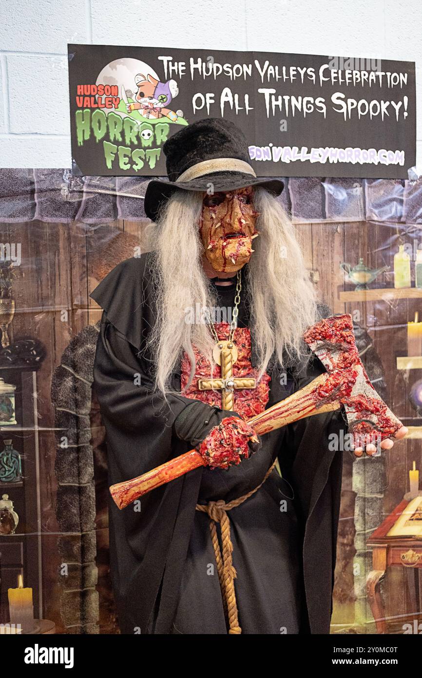 Foto in posa di un uomo di 71 anni vestito da diavolo o attore di film horror. Al Fishkill Horror Fest nella contea di Dutchess, New York. Foto Stock