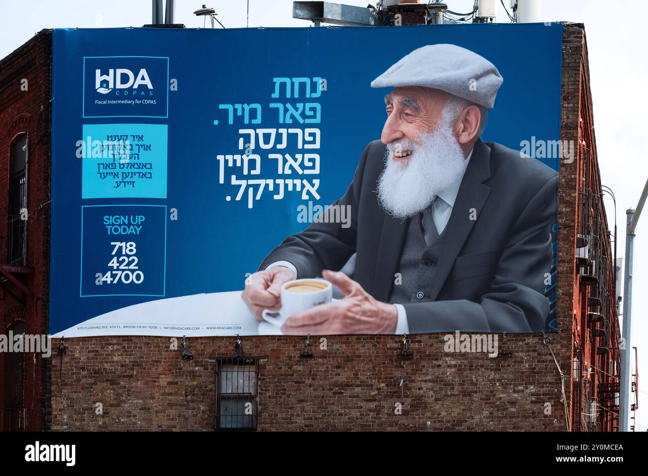 Un annuncio in yiddish per CDPAS, un servizio che consente di assumere membri della famiglia per l'assistenza agli anziani. A Williamsburg, Brooklyn, un quartiere molto ebraico Foto Stock