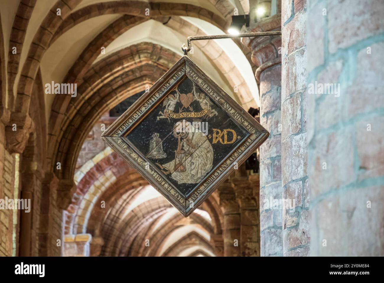 Un mort brod del XVII secolo nella cattedrale di San Magnus, Kirkwall. Ricordo mori che commemora Robert Nicholson, un vetraio locale. Foto Stock