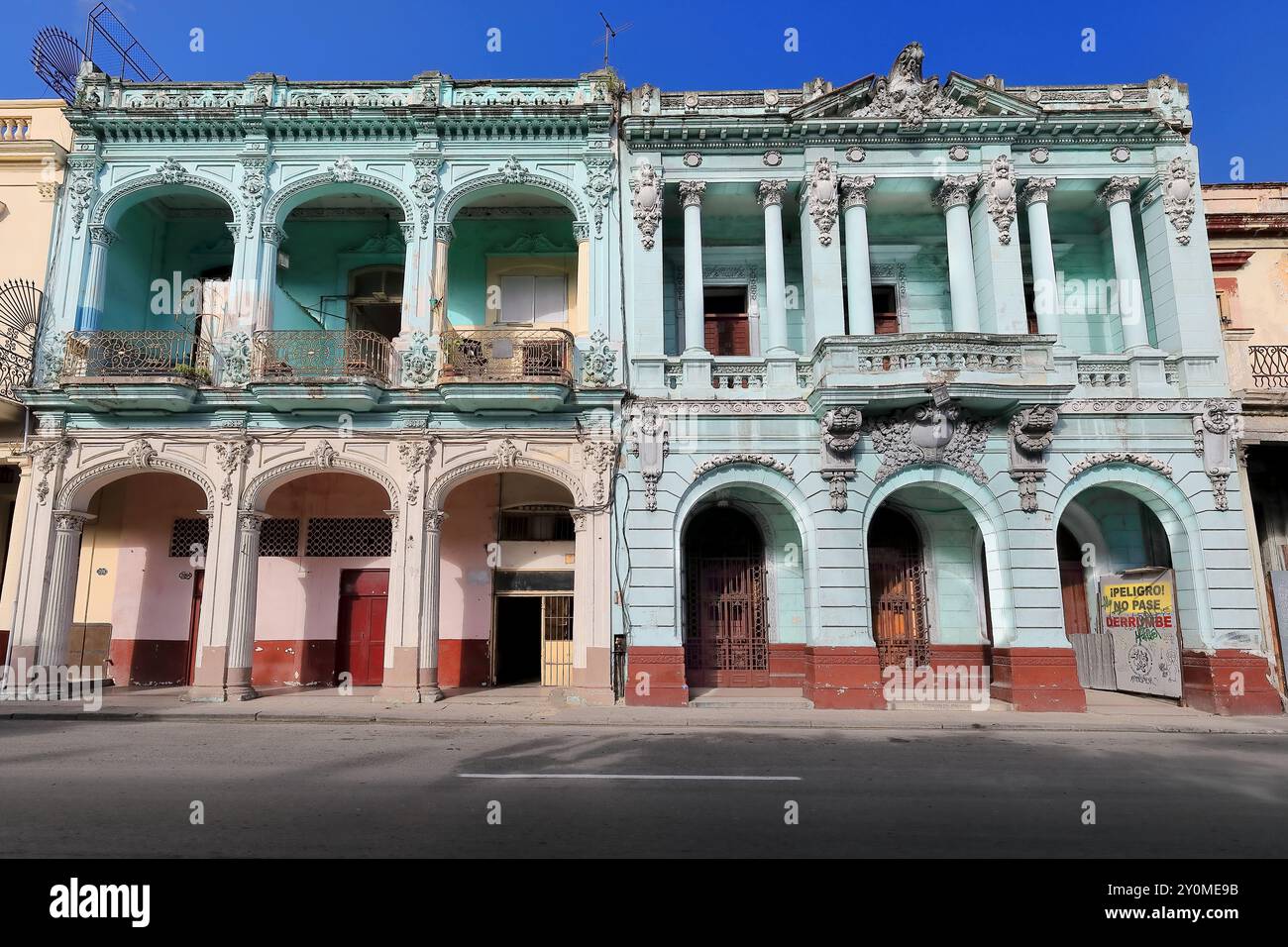 671 edifici in stile eclettico, casa di proprietà e ex scuola, sul lato ovest del Paseo del Prado 204-206, facciata verde chiaro, segnaletica di avvertimento. L'Avana-Cuba Foto Stock