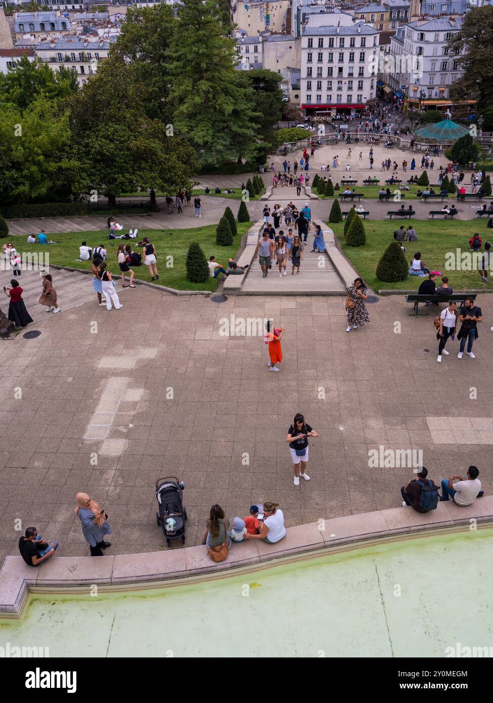 Turisti in Piazza Louise Michel, Montmartre, Parigi, Francia, Europa, UE. Foto Stock