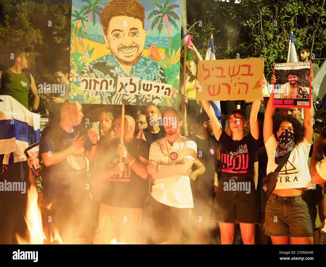 Gerusalemme Ovest, Israele. 2 settembre 2024. Protesta fuori dalla casa di Netanyahu a Gerusalemme, per impedire un accordo con gli ostaggi. I cartelli dicono "Hersh non tornerà" e "per Hersh" Foto Stock