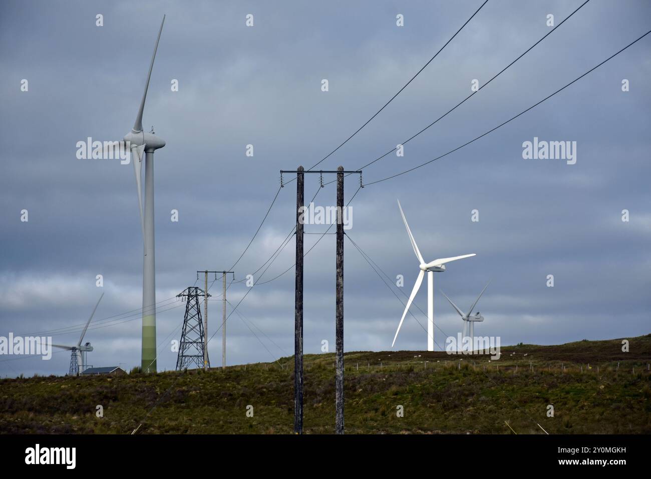 Parco eolico e tralicci ESB nella contea rurale di Donegal, Irlanda. Foto Stock