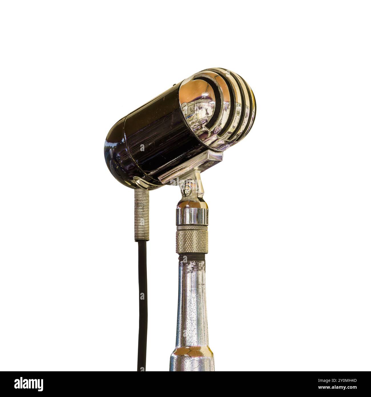 Autentico microfono nero vintage su supporto isolato su sfondo bianco Foto Stock