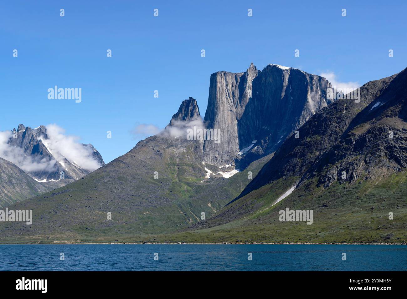 Le montagne intorno al fiordo di tasermiut, in Groenlandia, offrono grandi sfide per l'arrampicata su roccia Foto Stock