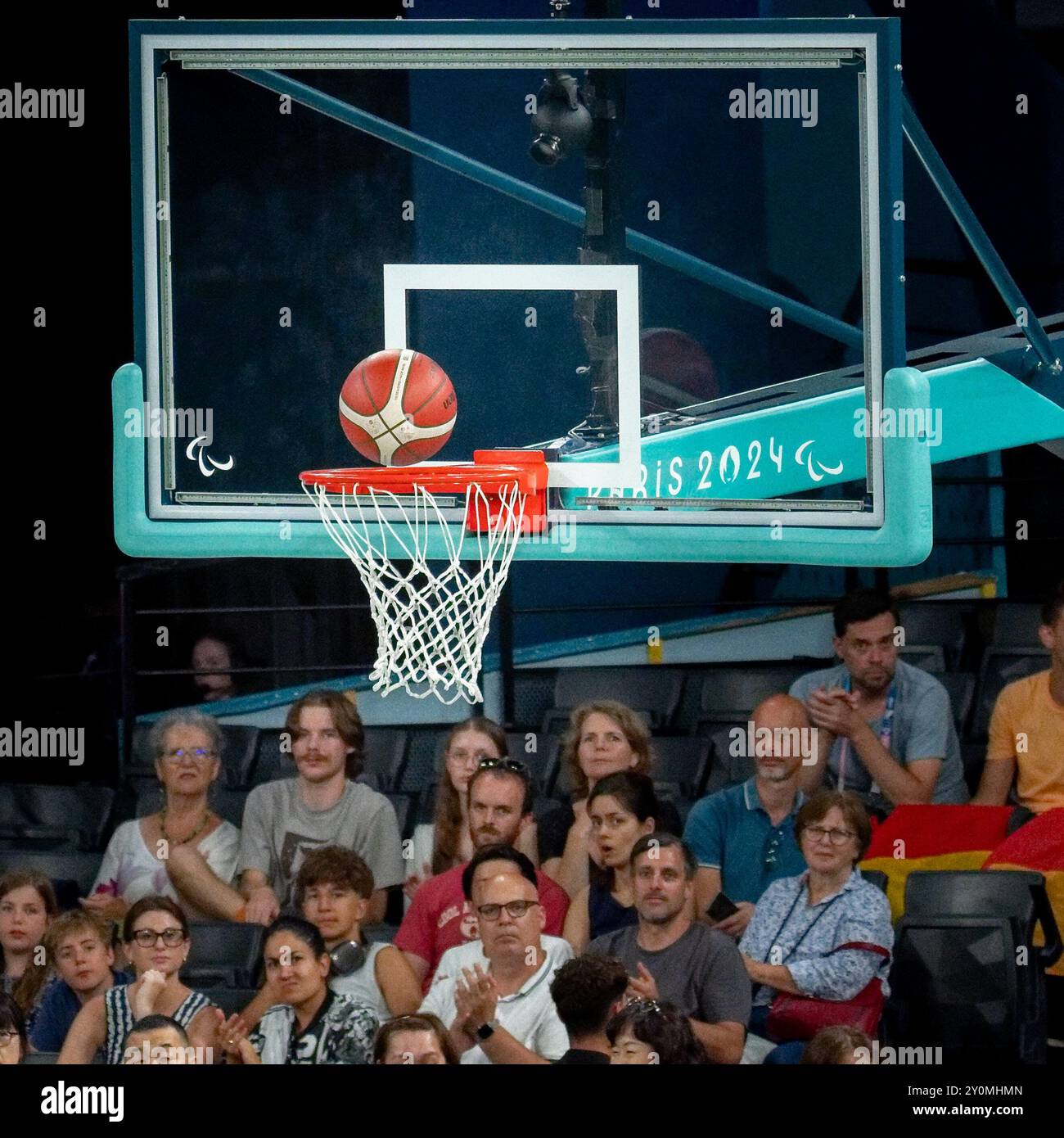 Parigi, Francia. 2 settembre 2024. Paralimpiadi, Parigi 2024, uomini su sedia A rotelle basket, gruppo A, Canada - Germania, Bercy Arena, pallacanestro che cade nel cerchio. Crediti: Jacques Julien / Alamy Live News Foto Stock