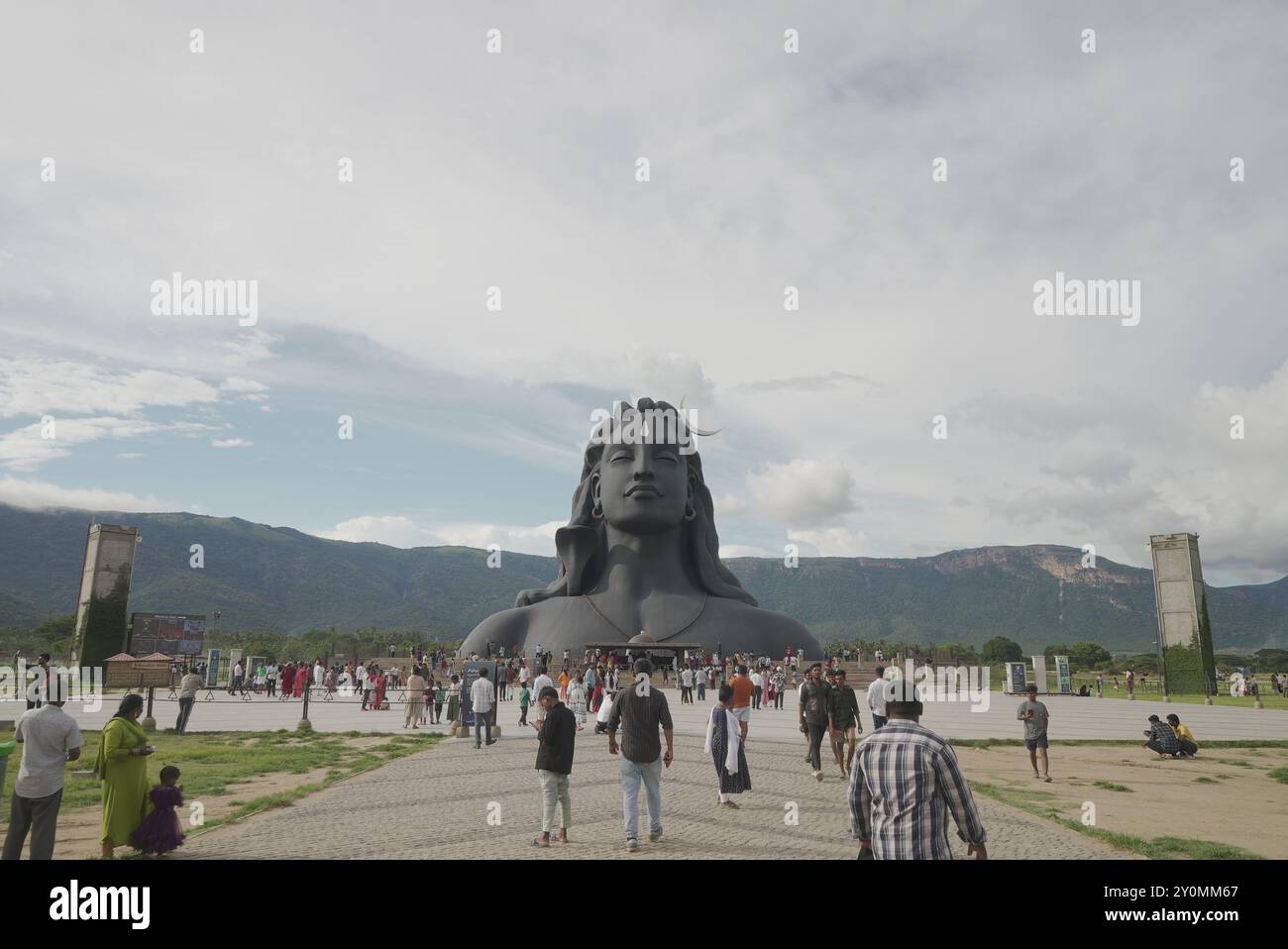 Statua di Adiyogi. Riconosciuto dal Guinness dei primati come la più grande scultura di busti del mondo, Coimbatore, Tamil Nadu, India Foto Stock
