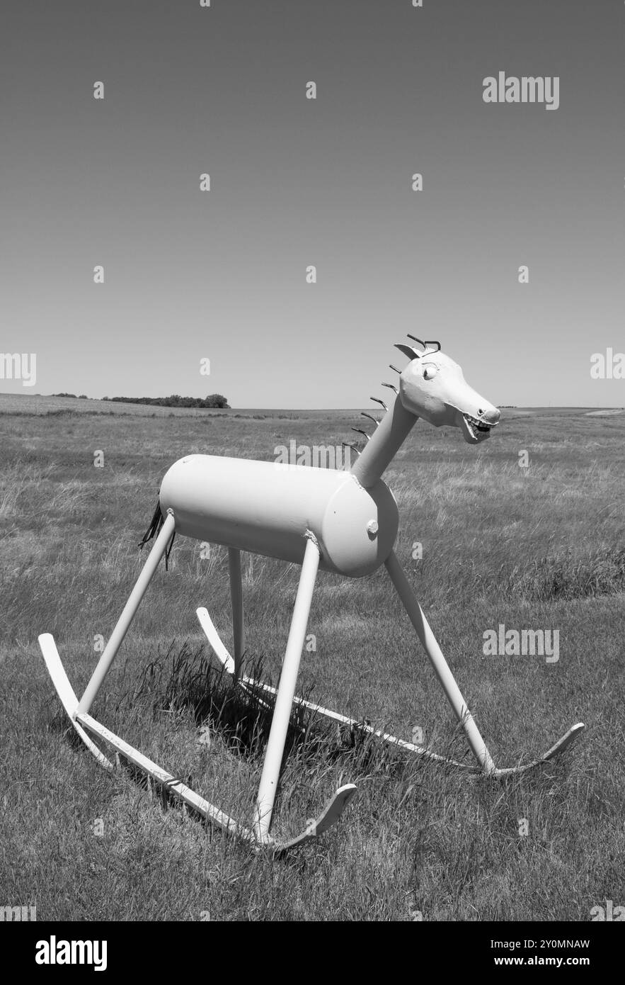 Statua del cavallo a dondolo rosa al Porter Sculpture Park di Montrose, South Dakota, Stati Uniti. Questa attrazione si trova appena fuori l'Interstate 90 vicino a Sioux Falls. Foto Stock