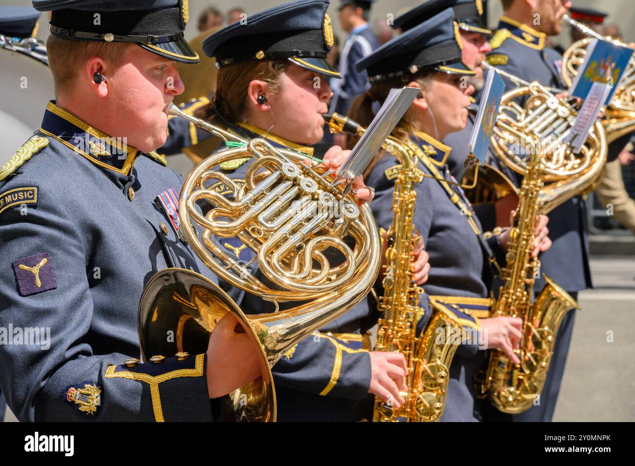 La banda di ottoni della RAF Music suona alla cerimonia del Peacekeepers Day al Cenotaph di Whitehall per commemorare la giornata internazionale dei pacificatori delle Nazioni Unite 2024. Foto Stock