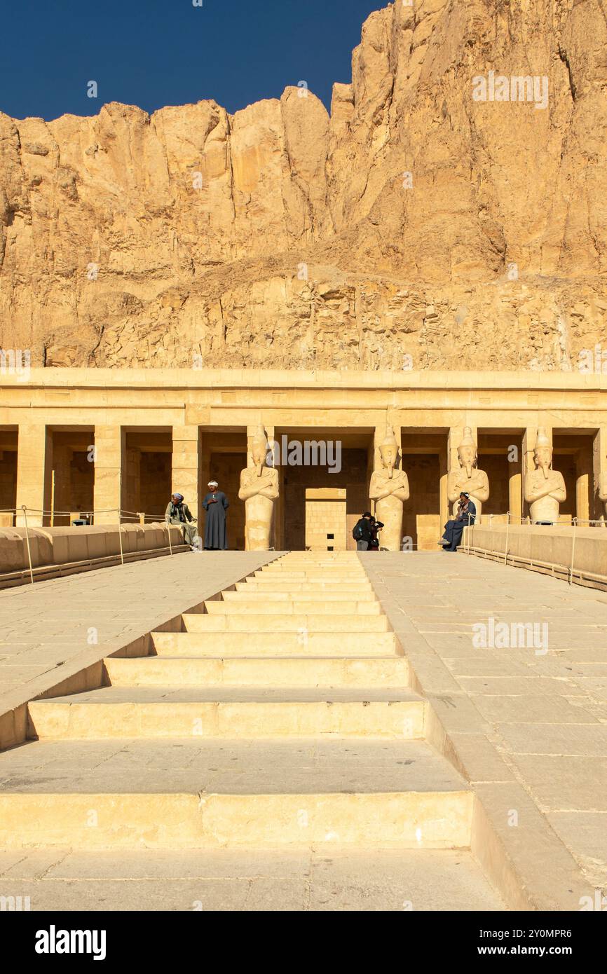 Luxor, Egitto; 16 gennaio 2024: L'ingresso al regno del faraone Hatshepsut, conosce il tempio funerario di questa regina che è uno dei più grandi Foto Stock