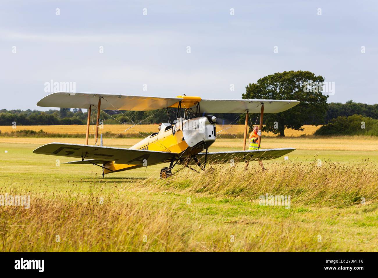 DeHavilland Tiger Moth DH82A, G-ANFM, si sta inondando per decollare. Little Gransden Air Show agosto 2024. Foto Stock