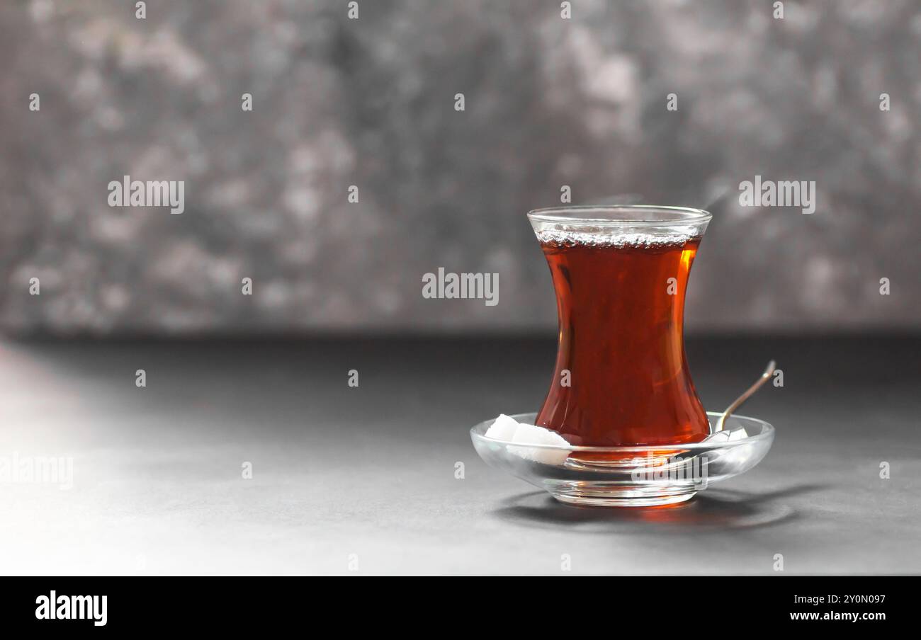 Tazza in vetro di tè turco nero estratto da teiera, tradizionale concetto di bevanda calda Foto Stock