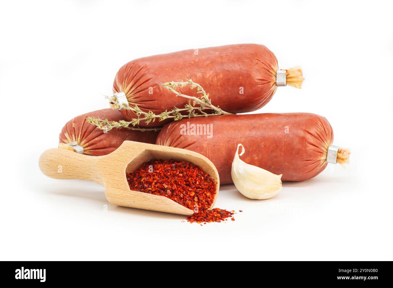 Salsiccia fermentata turca isolata su fondo bianco, salsiccia cruda secca con spezie Foto Stock