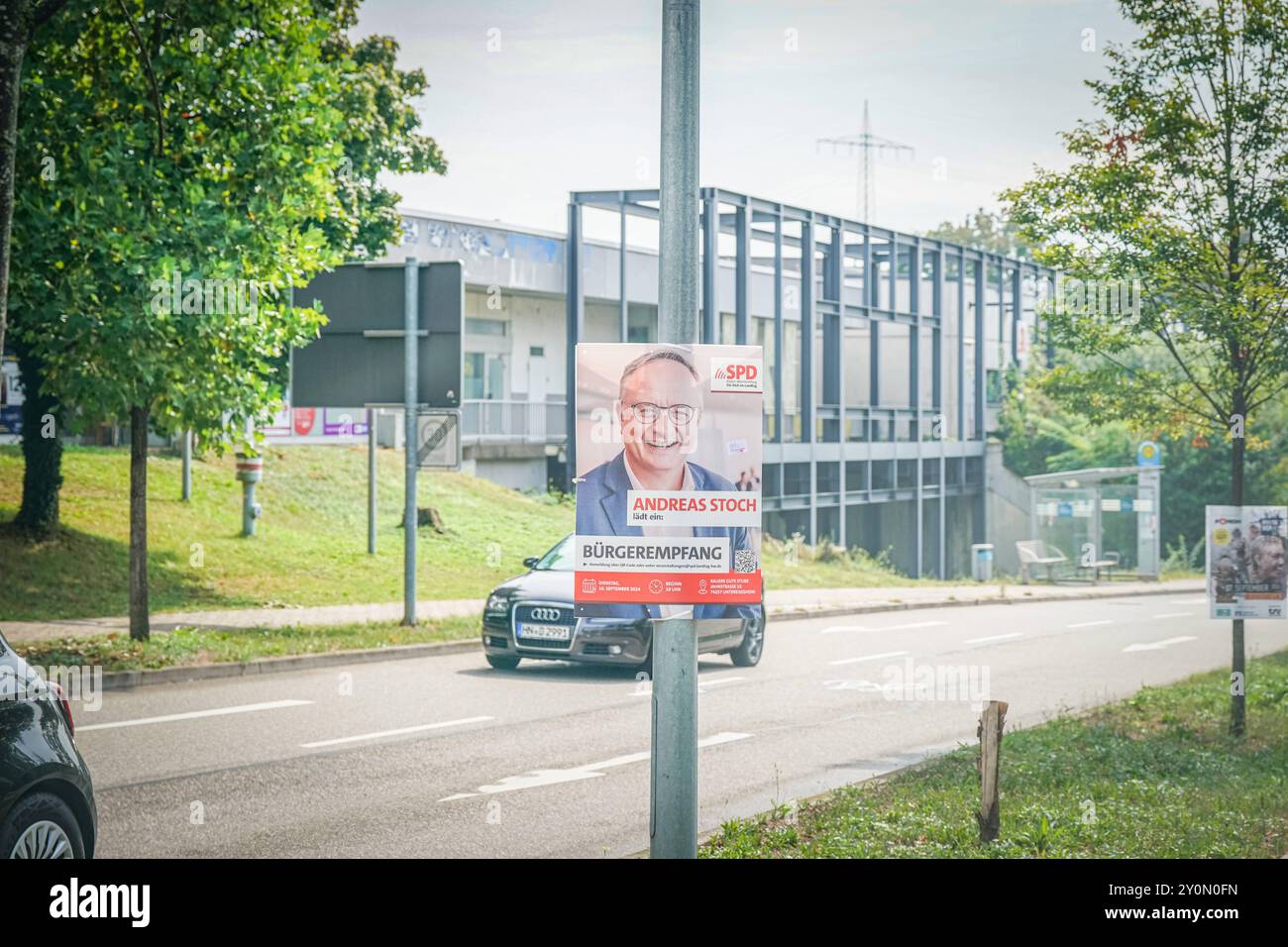 Wahlplakat, SPD, Andreas Stoch, Wahlkampf, Straßenwerbung, Politik, Bürgerempfang, Kommunalpolitik, Bundestagswahl, Wahlveranstaltung, Plakatwerbung, Wahlkampfaktion, politische Kommunikation, Demokratie, Wahlbeteiligung, Parteiveranstaltung, Mobilisierung, Wahlwerbung, Kandidatenpräsentation, dialogo politischer, Bürgernähe, öffentlicher Raum, Wahlkampfstrategie, Bürgergespräch, Wahlkampfphase, lokale Politik, Kampagne, öffentliche Meinung, Kandidatensupport, politisches Engagement, Wahltermin, Meinungsbildung. *** Poster elettorale, SPD, Andreas Stoch, campagna elettorale, pubblicità di strada, pol Foto Stock