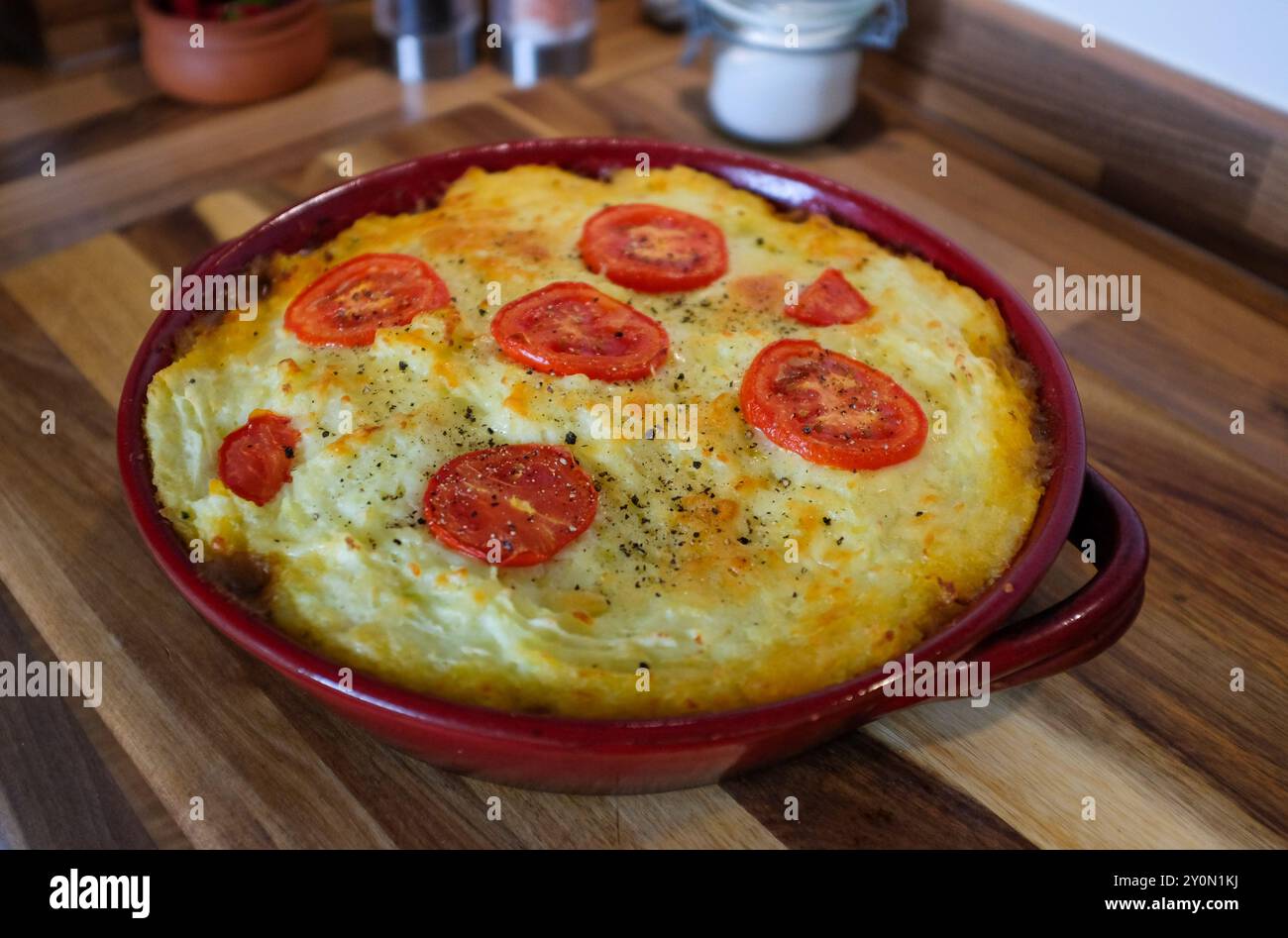 Torta di cottage con porro di patate e formaggio e pomodori a fette Foto Stock