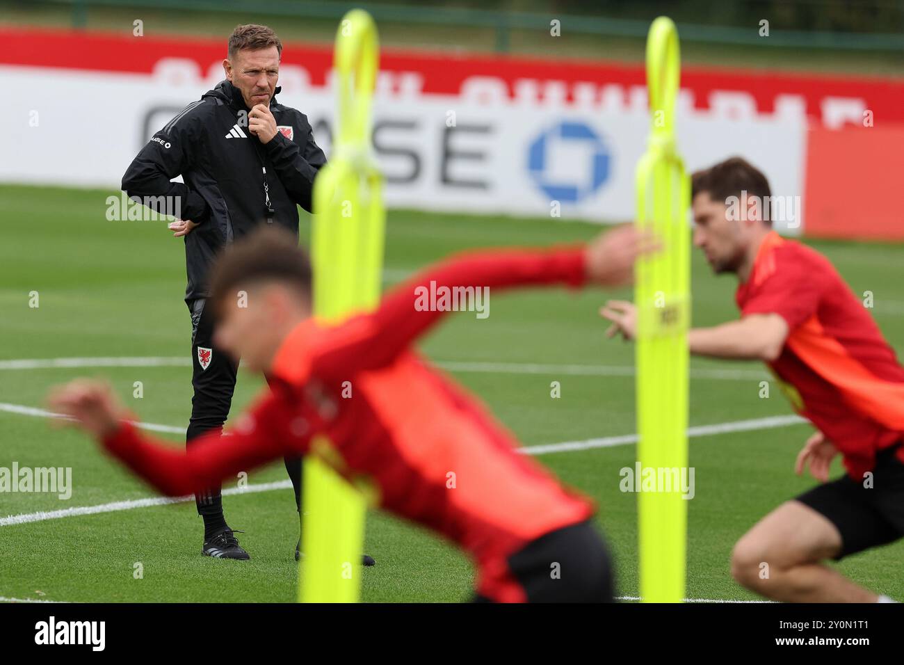 Cardiff, Regno Unito. 3 settembre 2024. Craig Bellamy, allenatore della squadra di calcio gallese durante l'allenamento della squadra di calcio gallese a Hensol, vale of Glamorgan, nel Galles del Sud, martedì 3 settembre 2024. La squadra si sta allenando in vista della partita di campionato delle Nazioni UEFA contro la Turchia questa settimana. foto di Andrew Orchard/Andrew Orchard Sports Photography/ Alamy Live News Credit: Andrew Orchard Sports Photography/Alamy Live News Foto Stock