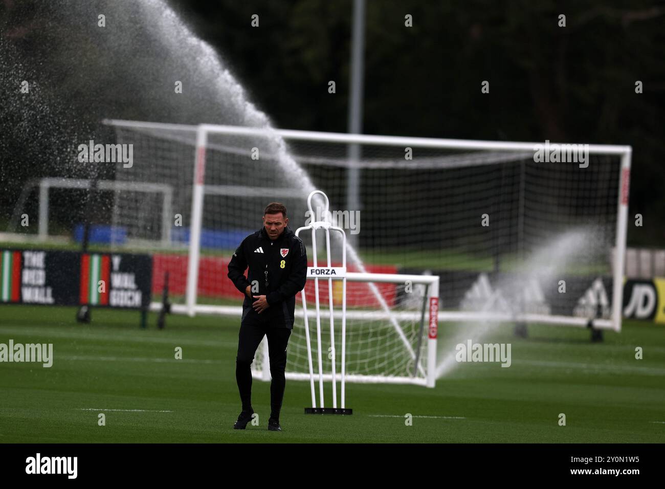 Cardiff, Regno Unito. 3 settembre 2024. Craig Bellamy, allenatore della squadra di calcio gallese durante l'allenamento della squadra di calcio gallese a Hensol, vale of Glamorgan, nel Galles del Sud, martedì 3 settembre 2024. La squadra si sta allenando in vista della partita di campionato delle Nazioni UEFA contro la Turchia questa settimana. foto di Andrew Orchard/Andrew Orchard Sports Photography/ Alamy Live News Credit: Andrew Orchard Sports Photography/Alamy Live News Foto Stock