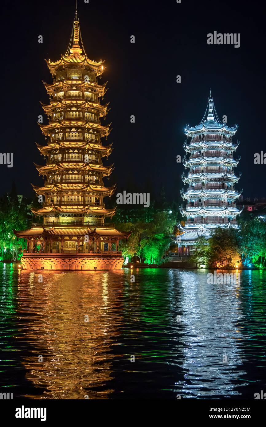 Pagode di sole e luna sul lago Shan, Guilin, Guangxi, Cina Foto Stock