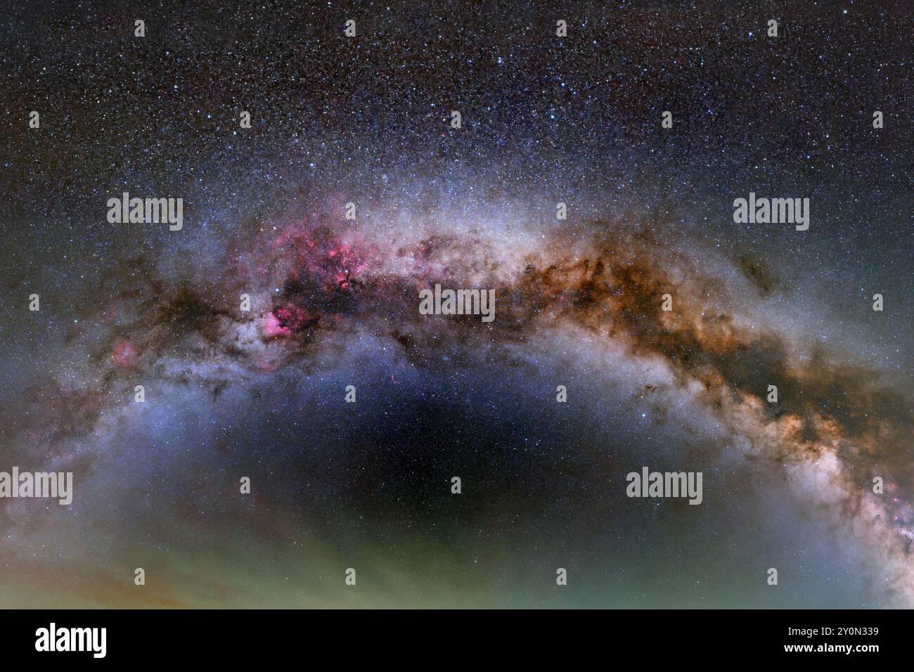 Vista dettagliata del nucleo della galassia della via Lattea con vibranti campi stellati Foto Stock