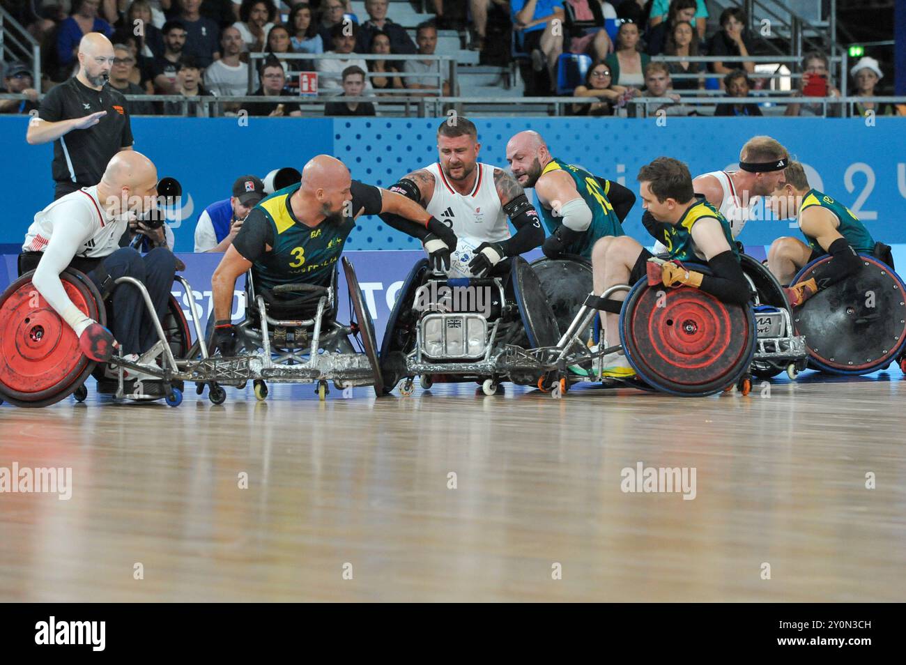 Jack Smith (GBR), Ryley Batt (AUS), Stuart Robinson (GBR), Chris Bond (AUS, Capitano), James McQuillan (AUS), Aaron Phipps (GBR) e Beau Vernon (AUS) gareggiano nel Wheelchair Rugby Bronze Medal match tra Australia e Gran Bretagna il sesto giorno dei Giochi Paralimpici estivi di Parigi 2024 alla Champ-de-Mars Arena di Parigi, Francia. La partita fu feroce con entrambe le parti che combattevano per ogni punto, ma alla fine fu vinta dall'Australia, 50-48. Foto Stock