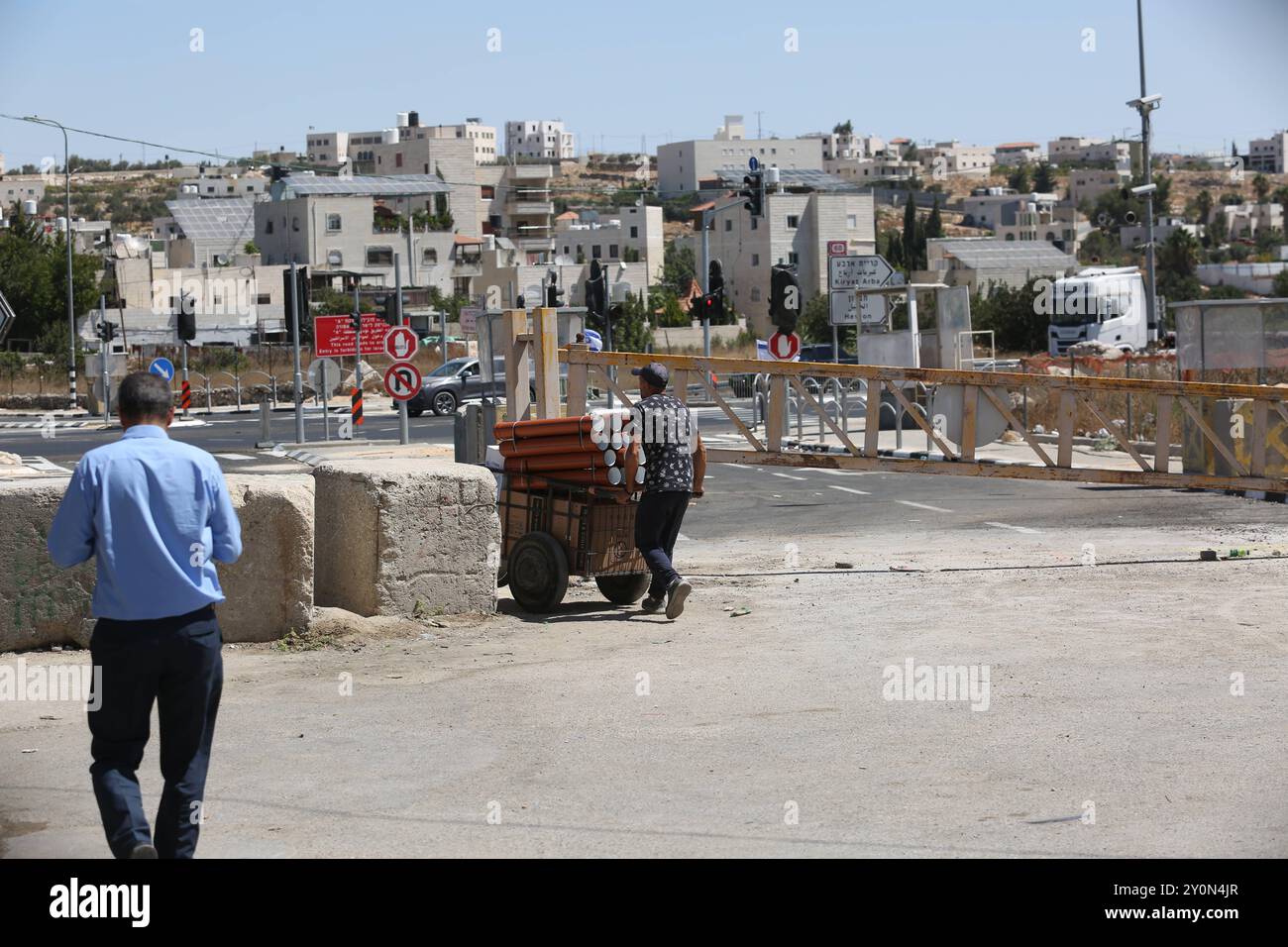 I palestinesi che cercano di lasciare la zona attraversano barriere di ferro con gli effetti che sono in grado di trasportare i palestinesi che cercano di lasciare la zona attraversano barriere di ferro con gli effetti che sono in grado di trasportare, mentre l'esercito israeliano continua a tenere chiusi tutti gli ingressi a Hebron per il quarto giorno a seguito di incidenti simultanei a Gush Etzion e Karmei Tzur, nella Cisgiordania meridionale, che hanno provocato quattro feriti, il 3 settembre 2024. Foto di Taha Abu Hussein Apaimages Hebron Cisgiordania territorio palestinese 030924 Hebron TH 0016 Copyright: XapaimagesxTahaxAbuxHusseinxxapaimagesx Foto Stock