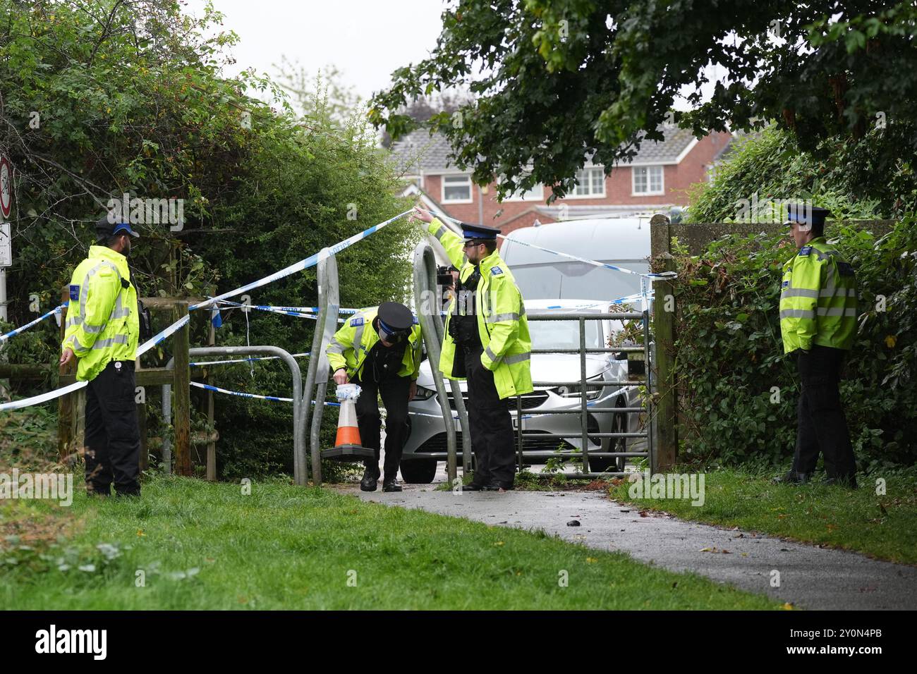 Agenti di polizia sulla scena di Franklin Park, Leicester, dove un uomo di 80 anni è stato aggredito domenica sera e in seguito è morto in ospedale. Gli agenti di polizia del Leicestershire hanno arrestato cinque persone - un ragazzo e una ragazza di 14 anni e un ragazzo e due ragazze di 12 anni - con l'accusa di omicidio. Data foto: Martedì 3 settembre 2024. Foto Stock