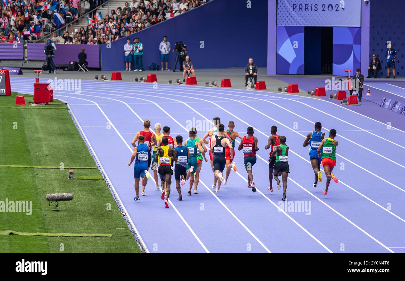 Gli atleti paralimpici che corrono i 1500 metri maschili corrono nello Stade de France per i Giochi paralimpici estivi di Parigi 2024. Foto Stock