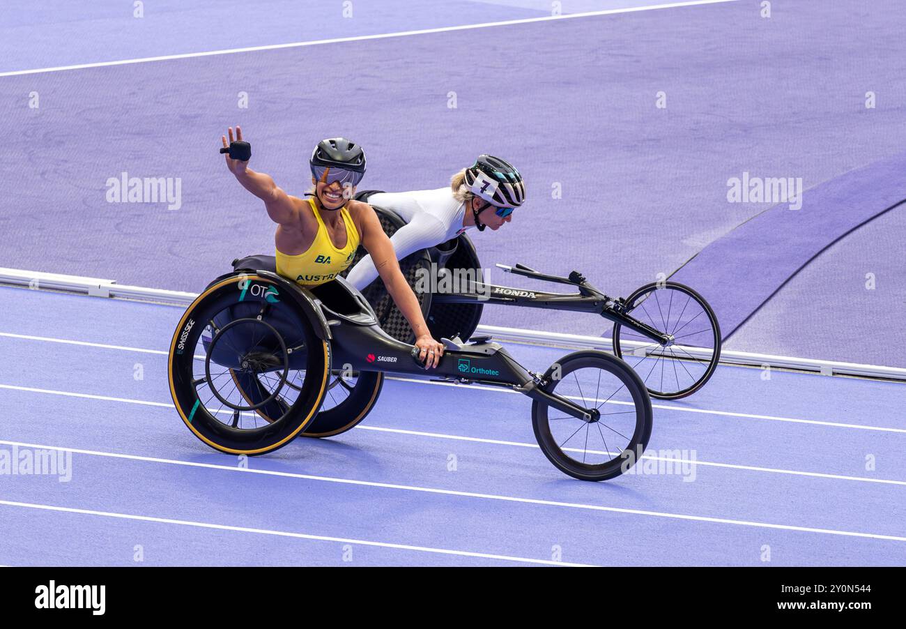 L'atleta paralimpica australiana Madison de Rozario saluta la folla prima della gara finale femminile in sedia a rotelle di 5000 m ai Giochi paralimpici di Parigi 2024. Foto Stock