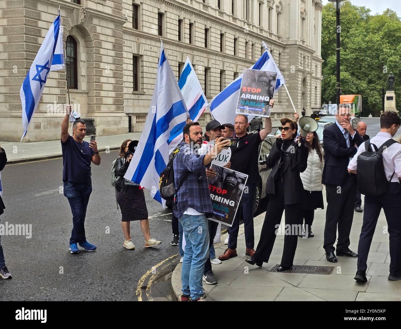 Londra, Regno Unito, 3 settembre 2024. I membri dei gruppi filo-israeliani "Stop the hate UK” e "Our Fight” protestano al di fuori del Foreign Office dopo che il governo britannico sospende alcune armi a Israele. Il gruppo ha chiesto al governo britannico di smettere di erogare fondi che, secondo loro, sono stati incanalati al gruppo militante di Hamas a Gaza attraverso gli aiuti internazionali. L'attivista iraniana, Lily Moo, si è unita ai gruppi della campagna. Crediti: Uwe Deffner/Alamy Live News Foto Stock